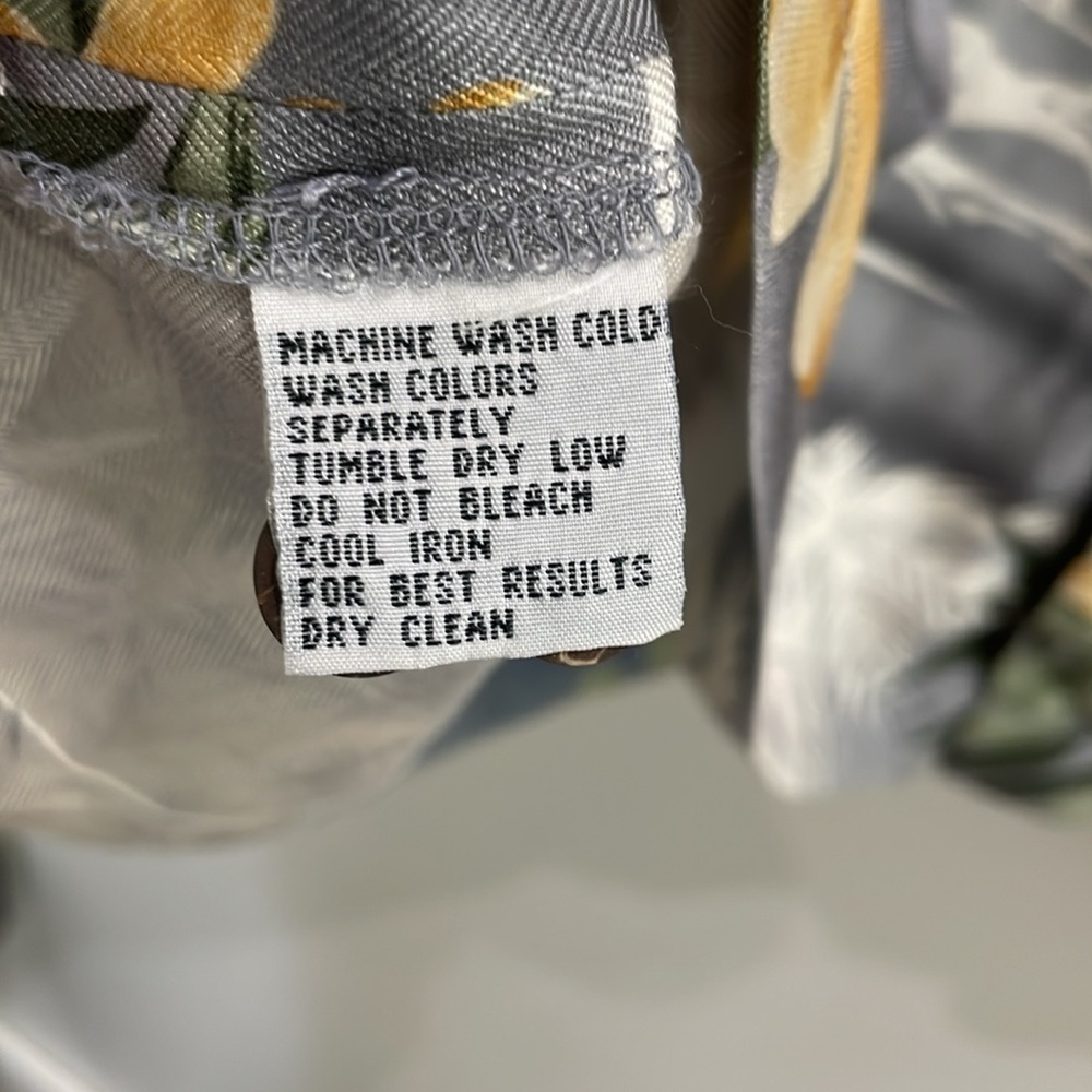 Tommy Bahama Men's Button Up Hawaiian Floral Shirt
100% Silk Size XL - Picture 8 of 13